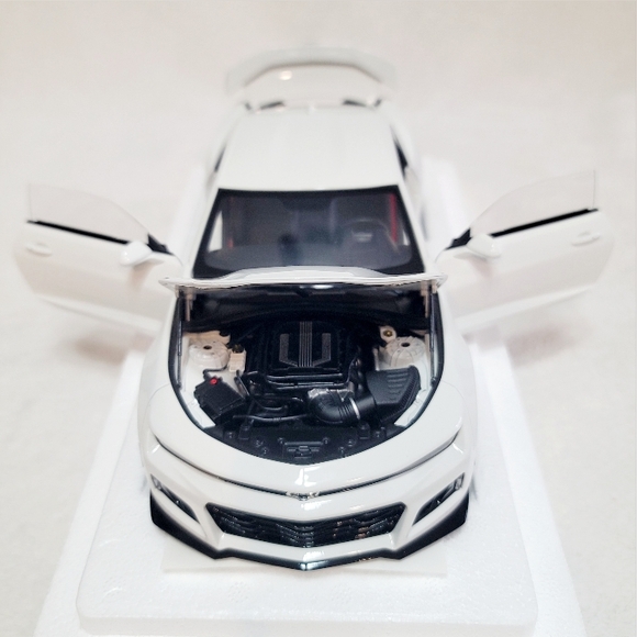 AUTOart Chevrolet Camaro ZL1 Summit White 1/18 Composite Diecast Model Car 71206 - Picture 9 of 16